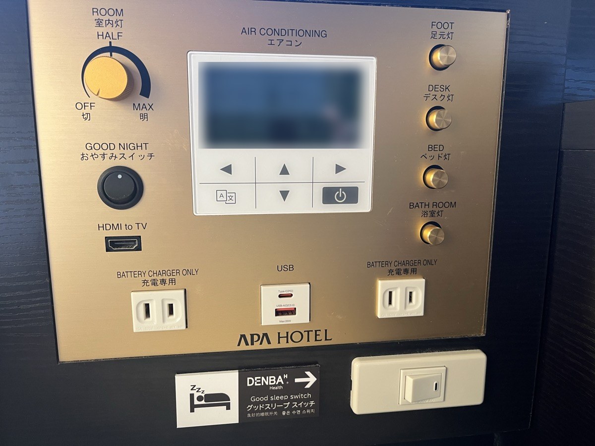 部屋の操作パネル。下段の右がDENBAの「グッドスリープ スイッチ」